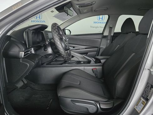 Used 2023 Hyundai Elantra SE image 12