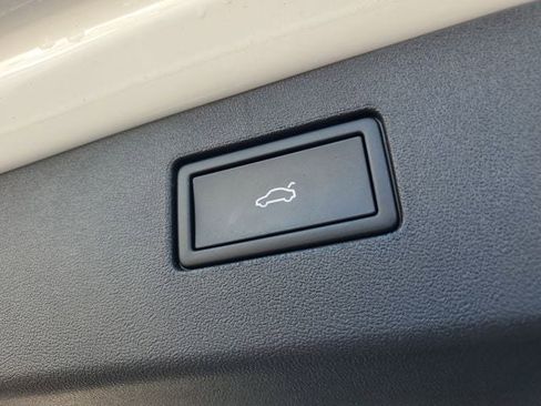 Used 2025 Volkswagen Tiguan SEL R-Line image 8