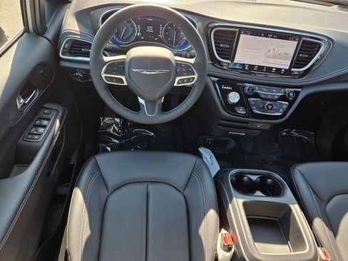 New 2026 Chrysler Pacifica Select image 8