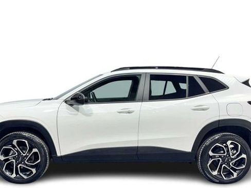 Used 2025 Chevrolet Trax LT w/ Driver Confidence Package image 1