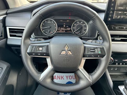 Used 2025 Mitsubishi Outlander SE image 17