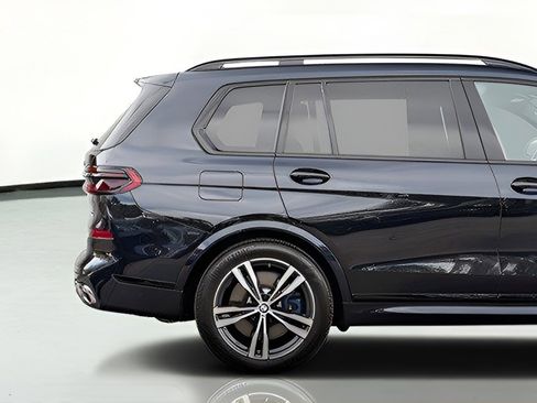 Used 2023 BMW X7 M60i image 10
