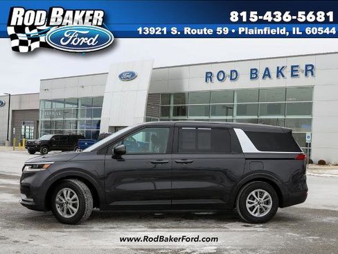 Used 2024 Kia Carnival LX image 1