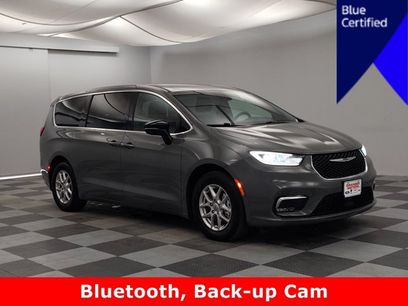 Used 2025 Chrysler Pacifica Select