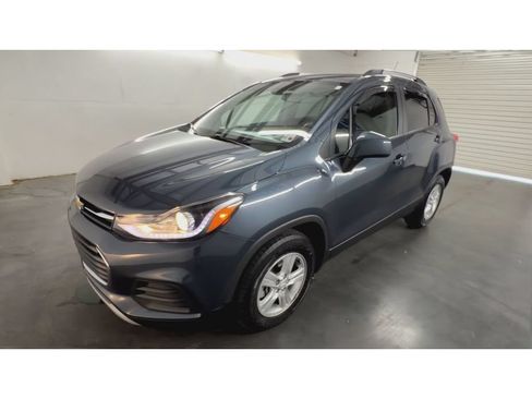 Used 2022 Chevrolet Trax LT w/ LT Convenience Package FWD image 4