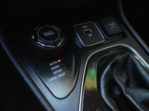 Used 2020 Jeep Cherokee Latitude Plus AWD/4WD image 30