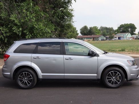 Used 2017 Dodge Journey SE w/ Flexible Seating Group image 3