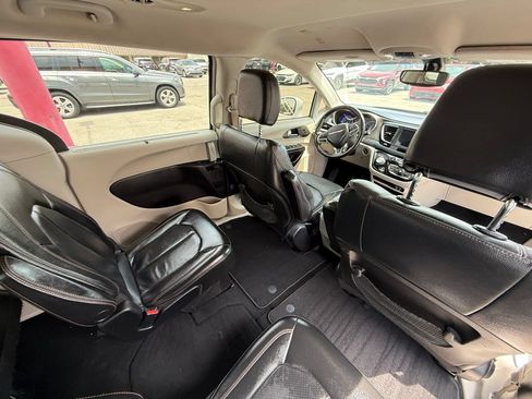 Used 2020 Chrysler Pacifica Touring-L FWD image 5