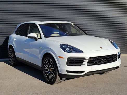Certified 2022 Porsche Cayenne Platinum Edition image 10