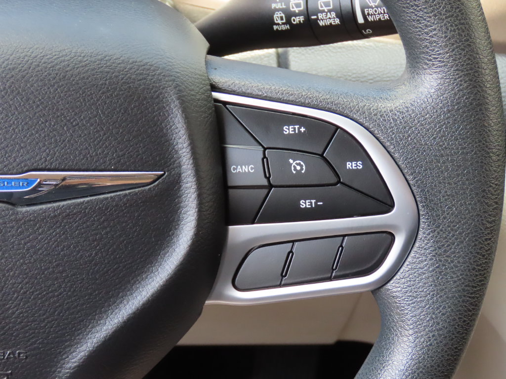 Used 2018 Chrysler Pacifica L FWD image 41