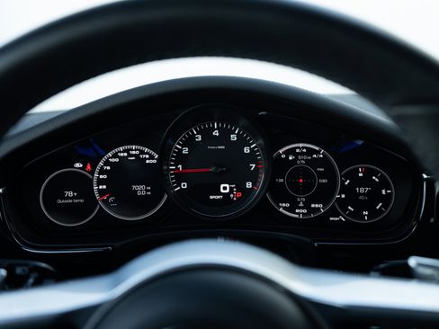 Used 2018 Porsche Panamera 4S image 11