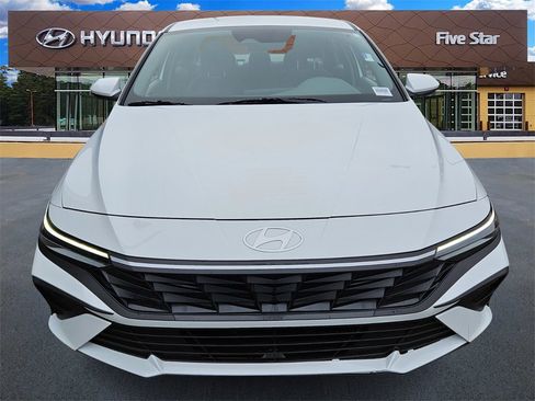 Used 2025 Hyundai Elantra SE image 2