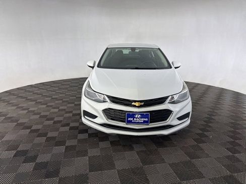 Used 2018 Chevrolet Cruze LT w/ Convenience Package image 2