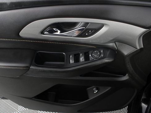 Used 2021 Chevrolet Traverse LT image 14