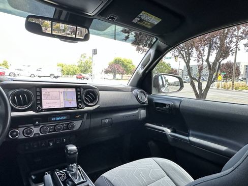 Used 2021 Toyota Tacoma TRD Sport w/ Technology Package AWD/4WD image 29