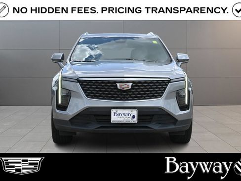 Used 2024 Cadillac XT4 Luxury w/ Cold Weather Package FWD image 2