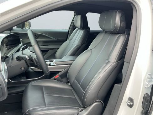 Used 2024 Cadillac Lyriq Luxury image 10