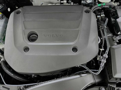 Certified 2025 Volvo XC40 B5 Plus w/ Protection Package Premier image 29