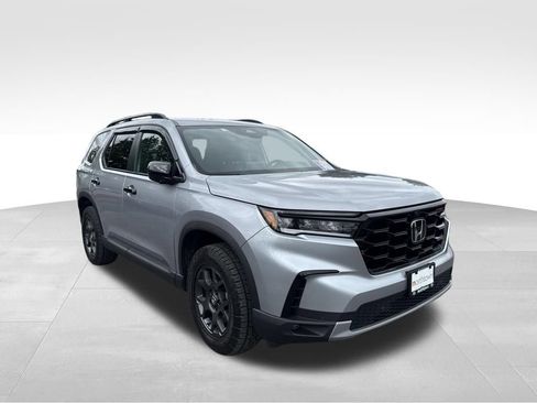 Used 2025 Honda Pilot TrailSport image 9