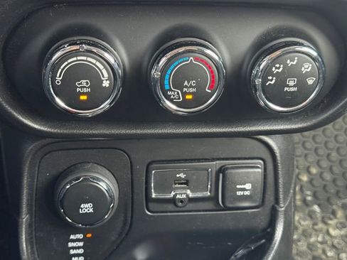 Used 2016 Jeep Renegade Latitude w/ Cold Weather Group image 36