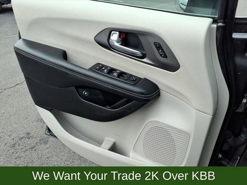 Used 2023 Chrysler Pacifica Touring-L image 11