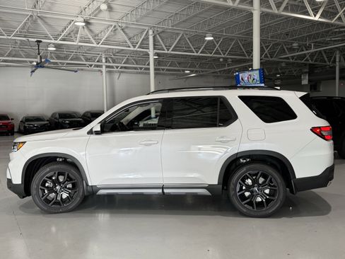New 2025 Honda Pilot Touring image 16