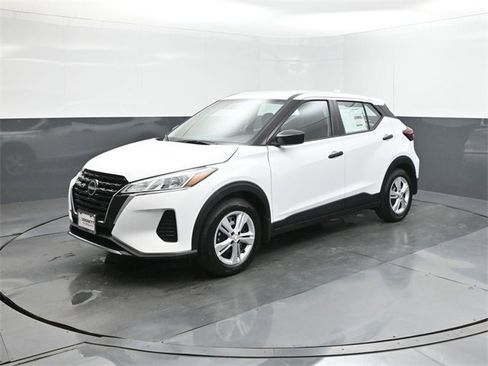 New 2025 Nissan Kicks Play S image 1