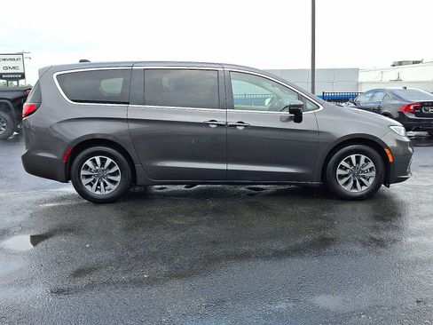 Used 2023 Chrysler Pacifica Touring-L FWD image 7
