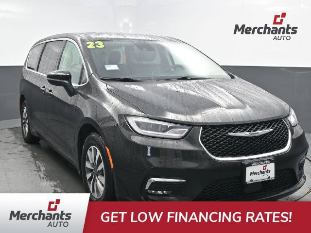 Used 2023 Chrysler Pacifica Touring-L FWD image 1