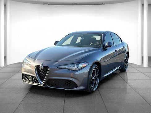Used 2022 Alfa Romeo Giulia Ti AWD/4WD image 3