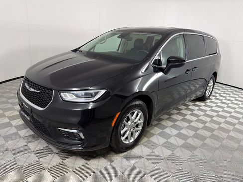 Used 2023 Chrysler Pacifica Touring-L FWD image 8