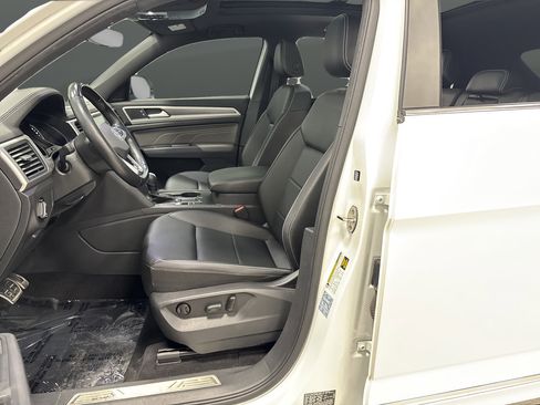 Used 2021 Volkswagen Atlas Cross Sport SE w/ Panoramic Sunroof Package FWD image 4
