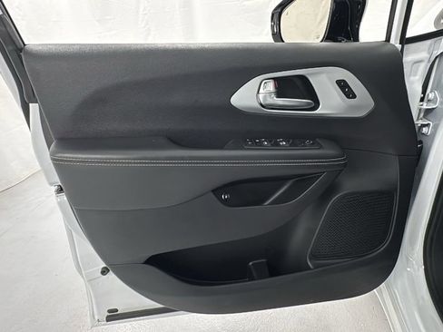 Used 2024 Chrysler Pacifica Select image 23