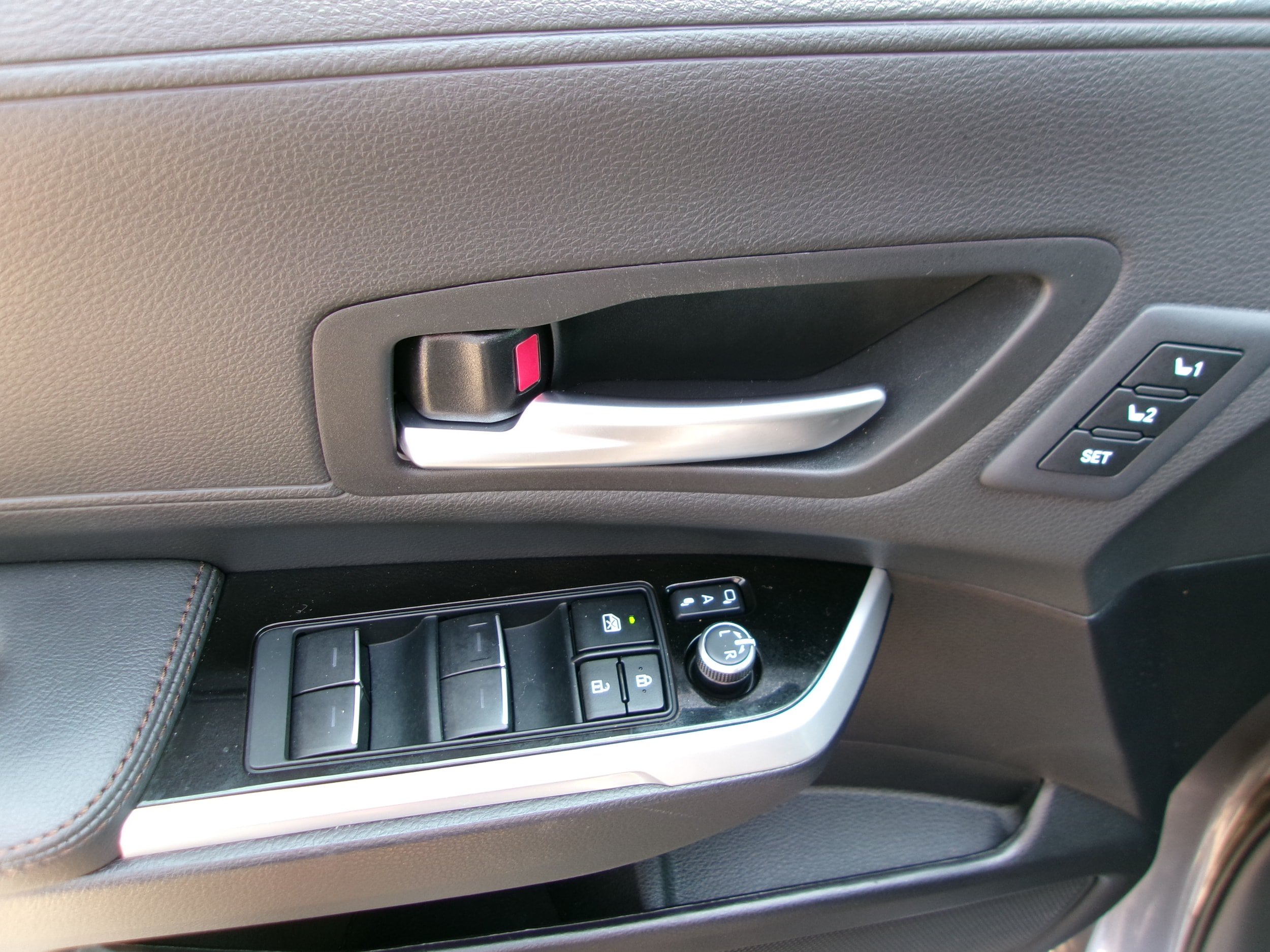 Used 2025 Toyota Sienna Limited AWD/4WD image 17