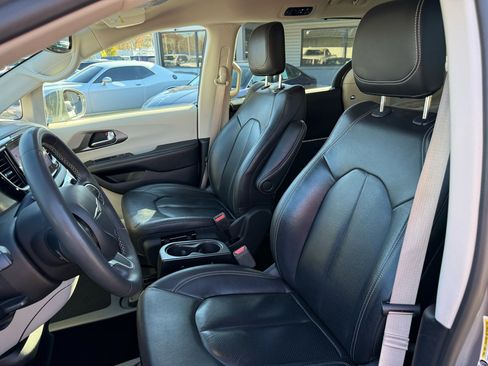Used 2022 Chrysler Pacifica Touring-L image 12