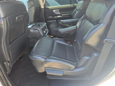 Used 2025 Ford Expedition Platinum image 3