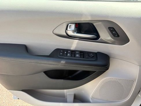 Used 2024 Chrysler Pacifica Touring-L FWD image 19