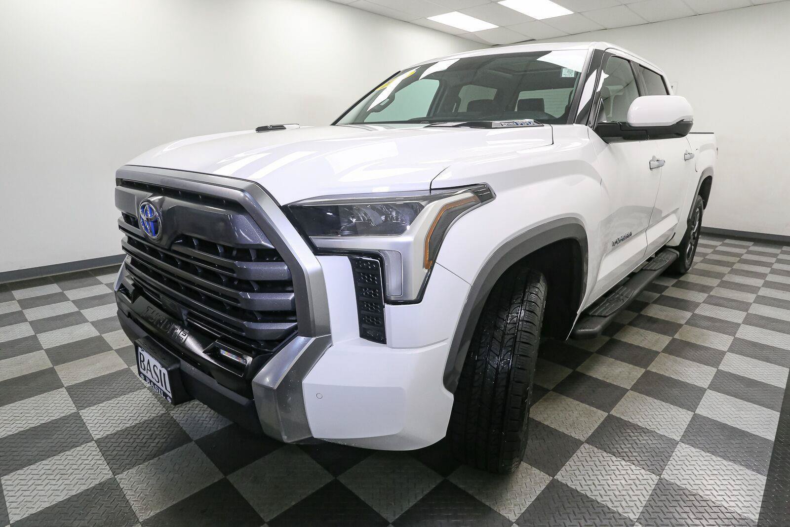 Used 2023 Toyota Tundra Limited w/ Power Package AWD/4WD image 4