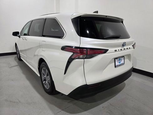 Used 2021 Toyota Sienna Limited image 38