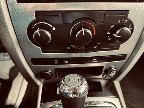 Used 2007 Jeep Commander Sport w/ Trailer Tow Group IV image 42