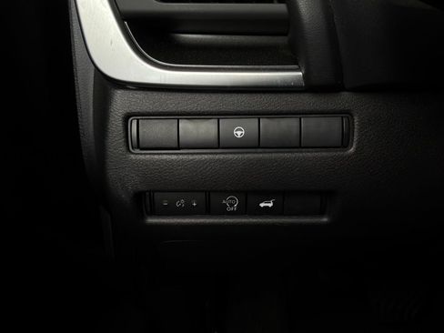 Used 2025 Nissan Rogue SV FWD image 22