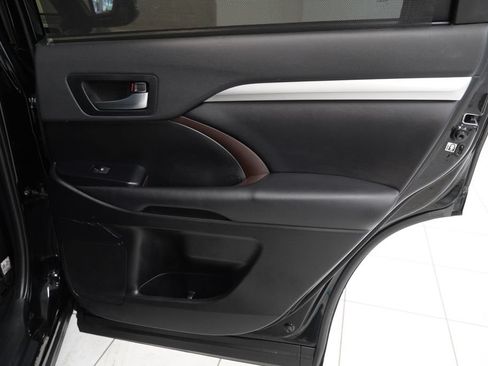 Used 2019 Toyota Highlander XLE AWD/4WD image 32