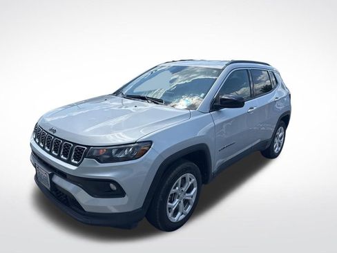 Used 2024 Jeep Compass Latitude AWD/4WD image 2