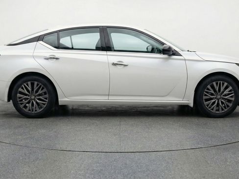 Used 2025 Nissan Altima 2.5 SV image 11