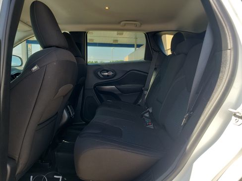 Used 2021 Jeep Cherokee Latitude w/ Mopar Interior Package FWD image 8