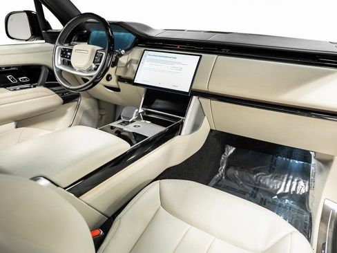 Used 2025 Land Rover Range Rover SE image 2