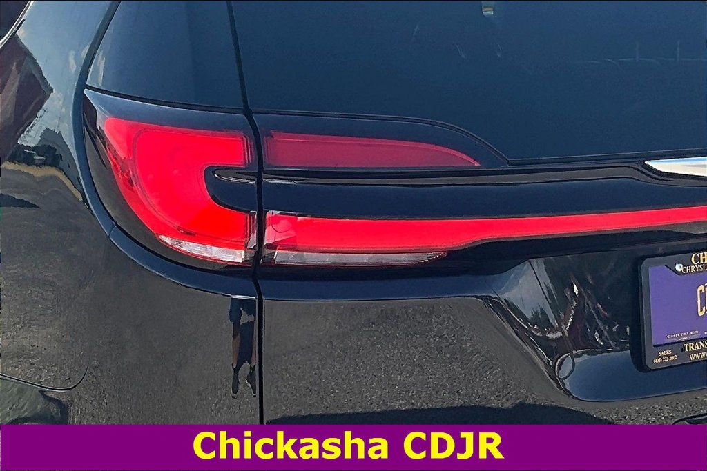 Used 2023 Chrysler Pacifica Touring-L FWD image 22