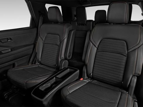 Used 2023 Nissan Pathfinder Platinum image 11