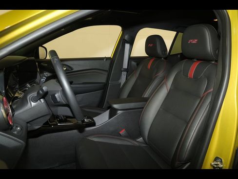 Used 2024 Chevrolet Trax RS w/ Sunroof Package FWD image 21