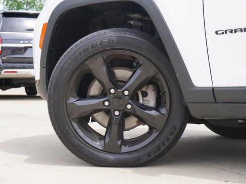 Used 2024 Jeep Grand Cherokee L Altitude AWD/4WD image 14
